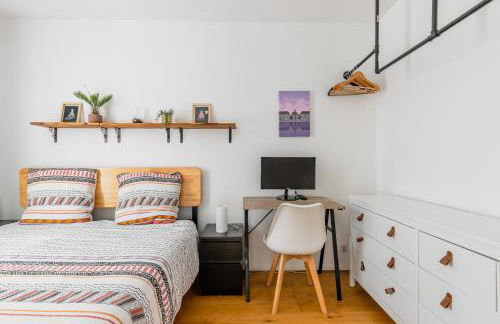 Transports, parking, A/C & equipped for long stays - Foto 17