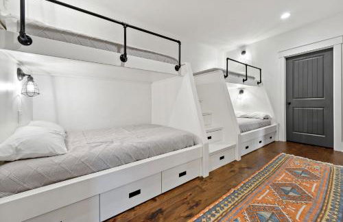 Hilltop Lodge Opulent Lakefront Living in Lake James - Photo 27