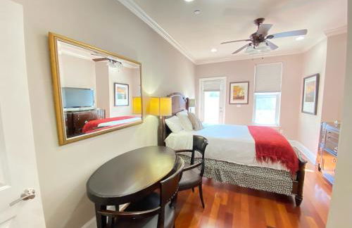 Classy Victorian Brownstone Subway Shopping - Photo 36