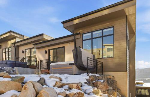 Luxury Hideout w Hot Tub Steam Shower - Photo 9