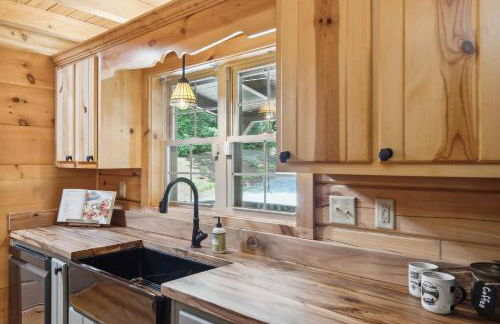 Pet-Friendly Lake Lure Cabin with Outdoor Oasis! - Foto 14