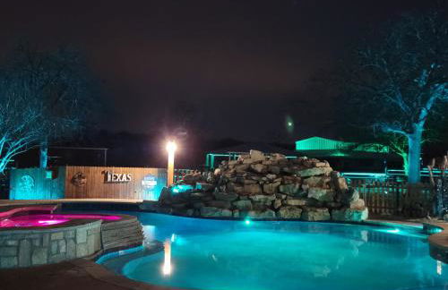Private Retreat with Pond, Pool and Hot Tub - Photo 13