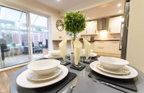 Elegant 5-Bed Home, Families & Friends, Sleeps 6, Parking, Free Wi-Fi - Foto 13