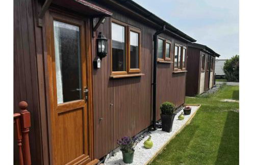 2 Bed Chalet Sleeps 6 - Pets Near Beach Parking - Foto 5