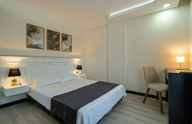 Eluxio Suite Hotel - Photo 9