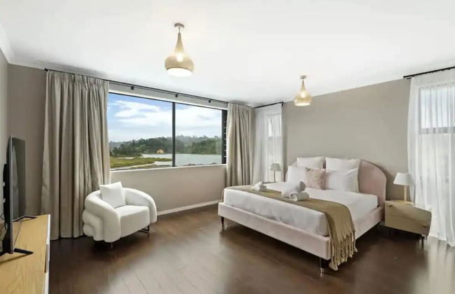 North Shore Mansion With 20M Pool - Photo 4