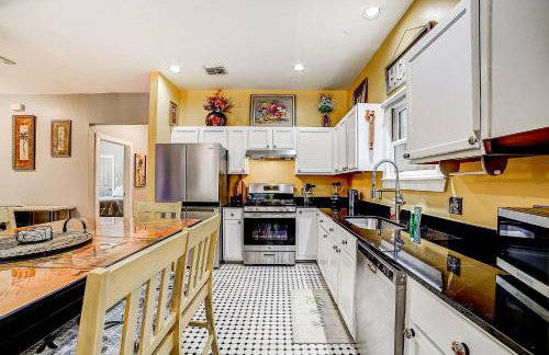 Dog-friendly home with large patio, W/D & central AC - Foto 11