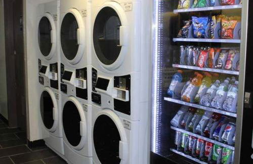 Cute Cedar Lodge Studio with Balcony & Lake Views! - Foto 8