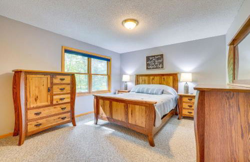 Gorgeous Lake Arbutus Getaway with Dock and Boat House - Foto 24