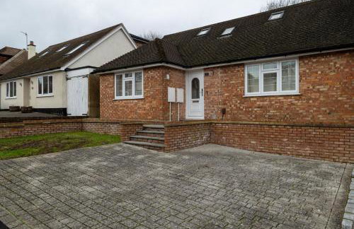 Modern Detached 4-Bedroom 2-Bath Home, Guildford - Photo 34