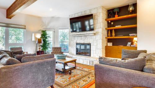 Modern Fischer House with Deck, Fire Pit and Hot Tub! - Foto 3