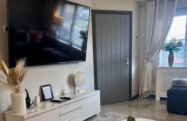 Ultra Modern large 4 bed executive home Durham - Photo 36