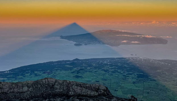 ¡La silueta de la Montaña del Pico en el amanecer!