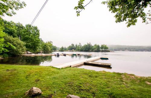 Waterfront Highland Lake Home with Deck and Dock - Foto 27