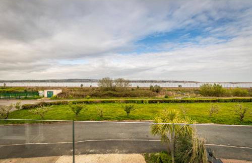 4 Bed Retreat with Balcony & Estuary views - Photo 58