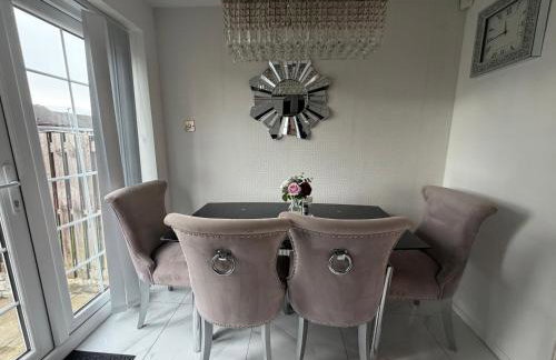 Spacious Modern 3 Bed Home Near Batley Train Station with Free Parking - Foto 14