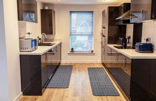 Beautifully Fab 3 bedroom 4 beds New home 8 guests Stretford Trafford - Foto 3