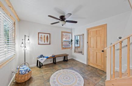 Sweet Pine Deck + Hot Tub, Cozy Modern Interior Close to Ski Resort! - Foto 45