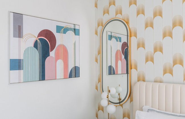 Elegant Stay: Balcony & Stunning Dubai Creek Views - Photo 6