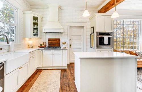 Main Street Elkin Retreat Home with Backyard Oasis - Foto 7