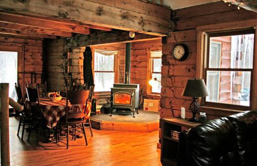Cozy Cabin near Lake Ontario Ideal for a Family Retreat - Photo 4