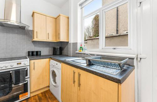 Comfortable 4 Bed Home - Free Parking & Fast WiFi - Foto 42