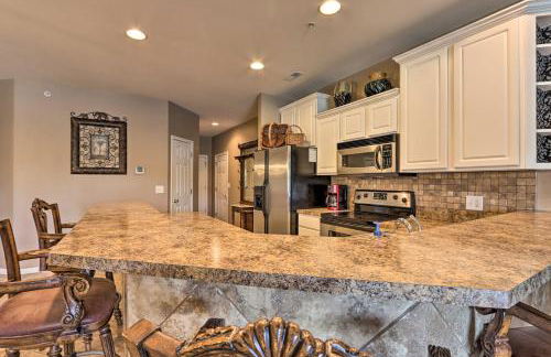 Lakefront Balcony and Pool Access Camdenton Condo - Foto 7