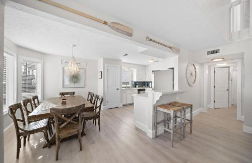 Oceanfront home with pool, large decks, fire pit and private walkover to the beach - Foto 6