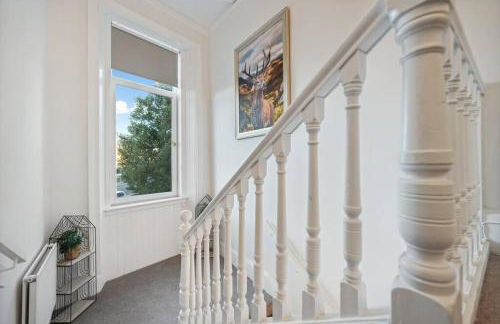 Large Terraced Home with Parking - Foto 6