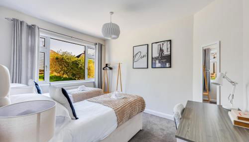 Charming Detached Bungalow - Close to Town Centre - Driveway Parking, Self-Check-In, Fast WiFi and Garden by Yoko Property - Foto 2