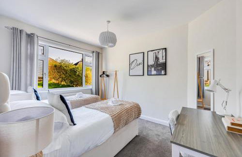 Charming Detached Bungalow - Close to Town Centre - Driveway Parking, Self-Check-In, Fast WiFi and Garden by Yoko Property - Photo 2