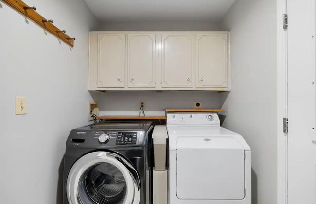 Cozy Fall Home With 4BR and Fireplace - Photo 34