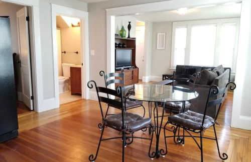 Bright Front Facing Unit - Private Front Farmers Porch - Foto 1