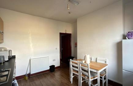 LARGE SELF CATERING HOUSE WITH WiFi CLOSE TO TRANSPORTS - Photo 37