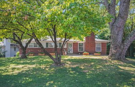 Spacious 5-Bedroom Retreat for 12 in Serene Neighborhood Near Louisville's Best Attractions - Photo 34