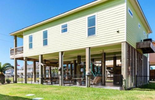 Steps to Shore! Just Beachy Home with Deck and Views - Foto 34