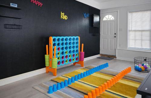 Lakefront Home with Deck Views and Screened Porch - King beds - Game Room - for HPU, Furniture Market - Foto 8