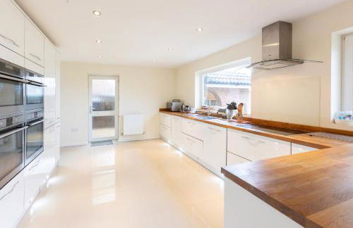 Grand 5BR Home in Market Harborough with Parking - Foto 16