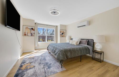 Group-Friendly 10BR Townhouse, Best Area in Bloomfield - Photo 14