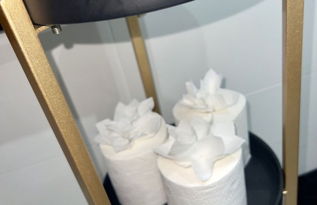 City Centre 1-bed Apartment in Preston With Sky - Photo 9