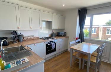 Beau - Brambles Chine, Colwell Bay - 5 star WiFi - Short walk to The Hut and beach - 1 night stays available - Ferry offers - Photo 3