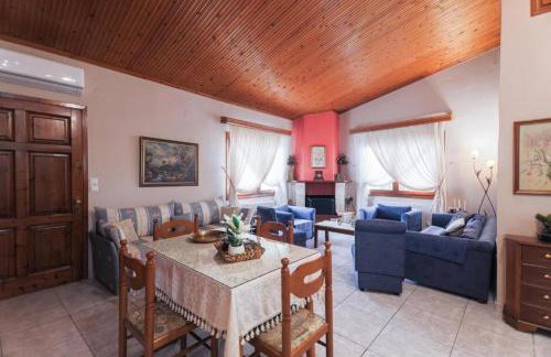 Red Roses-Traditional House - Photo 26