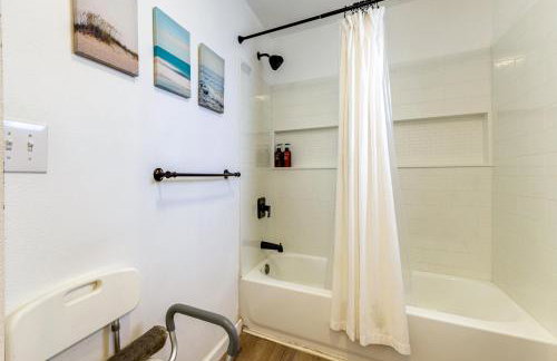 Private Hilltop Getaway with Patio Dogs Welcome! - Foto 11