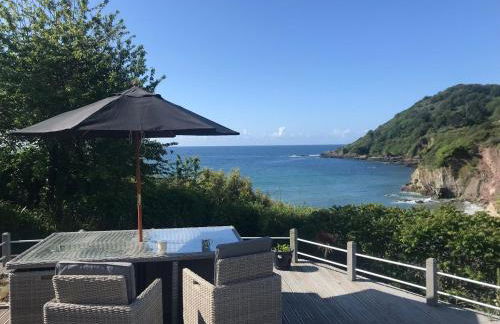 Beach Front House with Stunning Sea Views and Free Parking - Foto 1