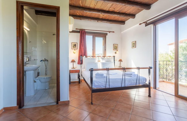 Villa Tzina Large Private Pool Walk to Beach A C Wifi Car Not Required - 1604 - Foto 8