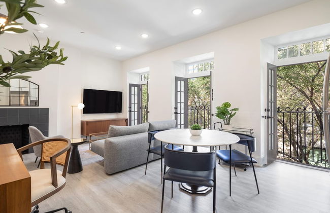 Sosuite Juliet Balcony 1BR Apt w W D Desk - Photo 1