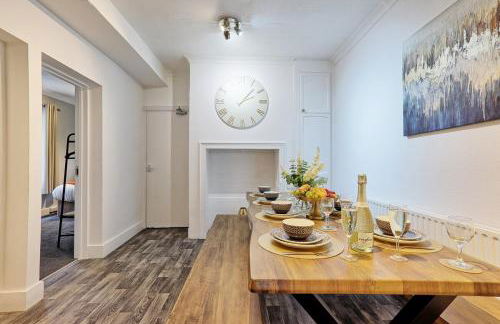 Large 5-Bedroom Home, Perfect for Long Stays & Team Accommodation - Foto 44