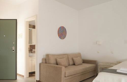 Reina Apartments - Photo 32