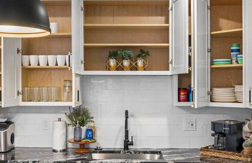 NEW! High-end Manchester Home w/ a hot tub - Foto 19