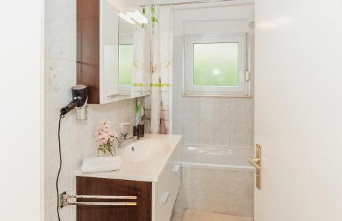 Beautiful Home In Dugo Selo With Wifi - Foto 43